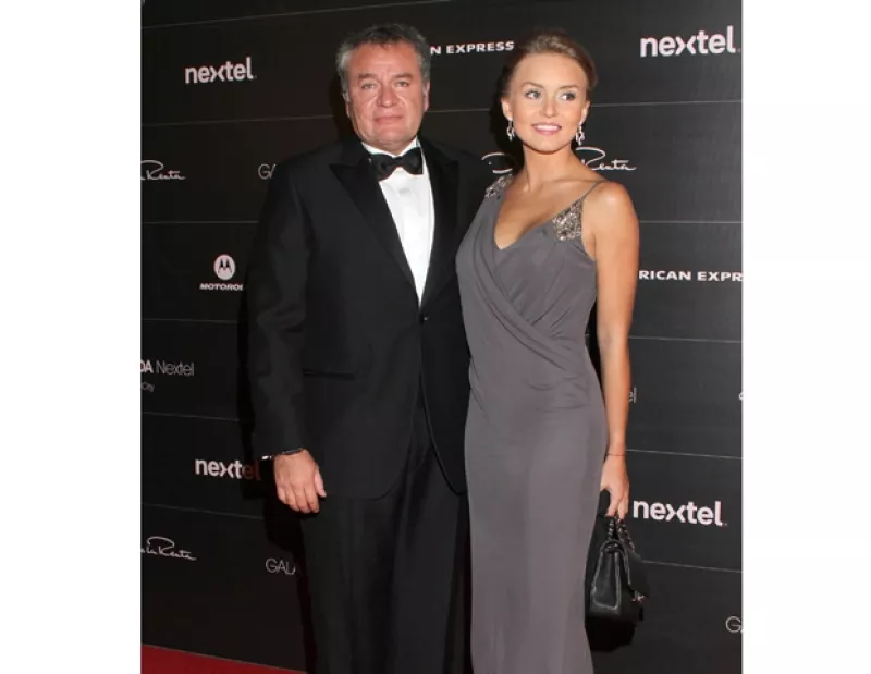 Mediante un comunicado, la actriz informó a sus seguidores y fanáticos que debido a algunas “responsabilidades” ella y el productor han decidido terminar su relación.