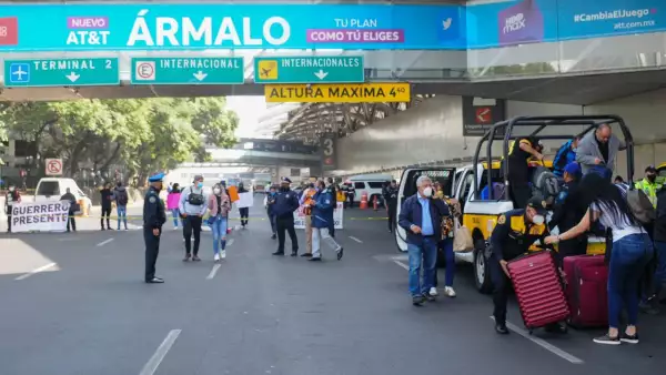 Turistas son apoyados ante el bloqueo en la T1 del AICM.