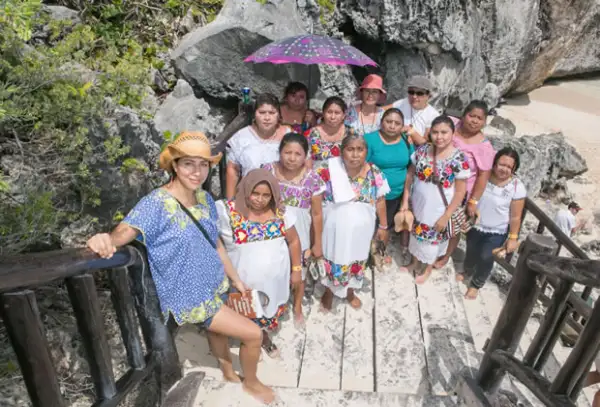 Grupo de mujeres mayas y las delegadas de Vena Cava.