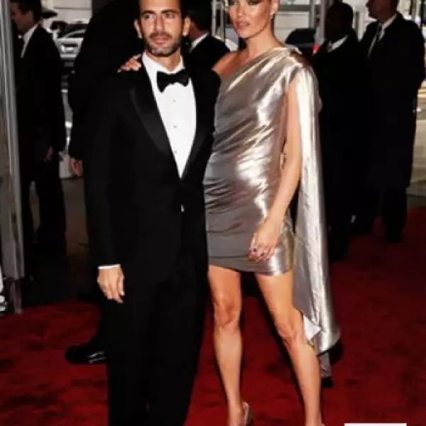 Kate Moss fue una de las anfitrionas, y sin duda quien se robó la noche con un vestido en lamé dorado de Marc Jacobs. El título de la exhibición, La Modelo como Musa, sin duda le quedó como anillo al dedo.