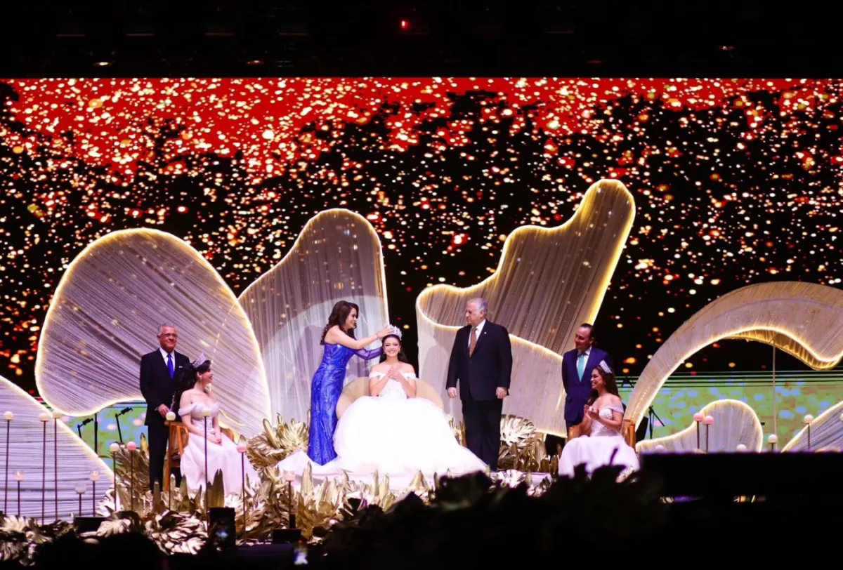 Momento exacto de la coronación de la reina en la Feria de San Marcos 2024. La reina, dos princesas y las autoridades del estado. 