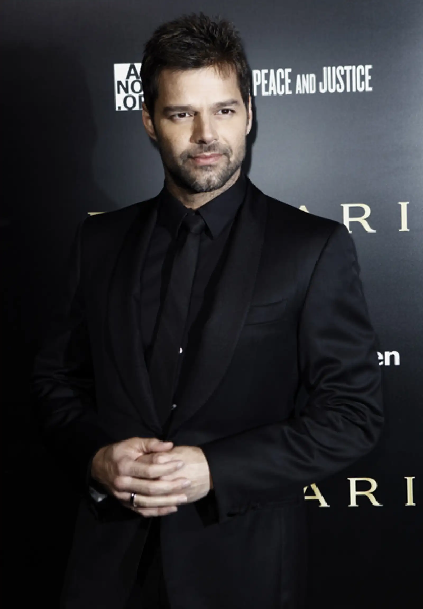 Ricky Martin llegó muy elegante vestido todo de negro.