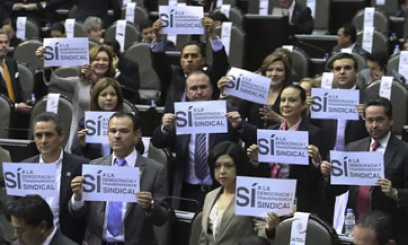 La izquierda protestó con pancartas y playeras contra el proyecto de reforma laboral. (Foto: Notimex)