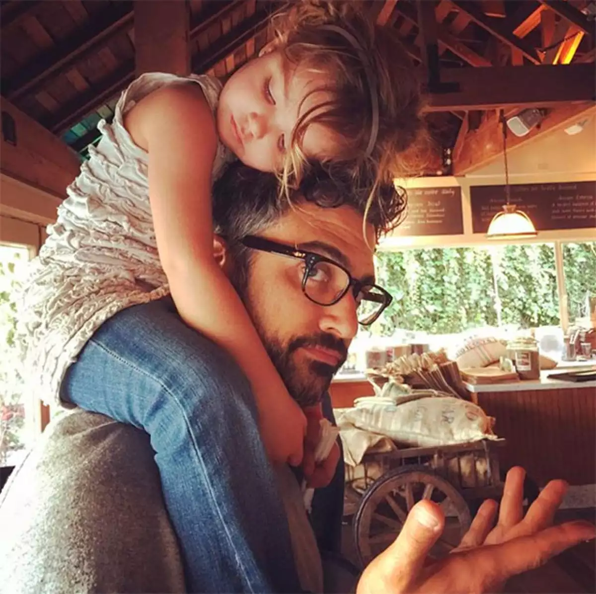 Su hija Elena, decidió tomar una pequeña siesta en sus hombros.