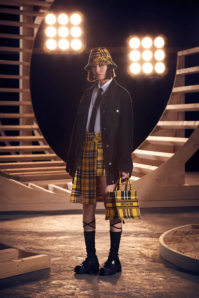 DIOR PREFALL 2022 CLUELESS