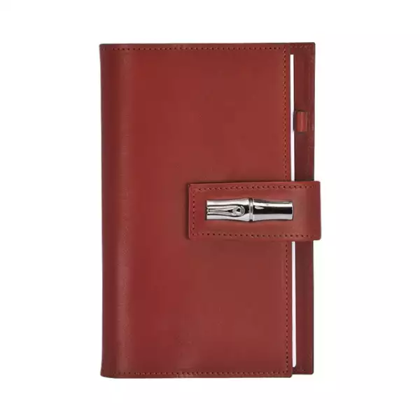 La Roseau Héritage de Longchamp lleva el mismo cierre que la bolsa homónima.