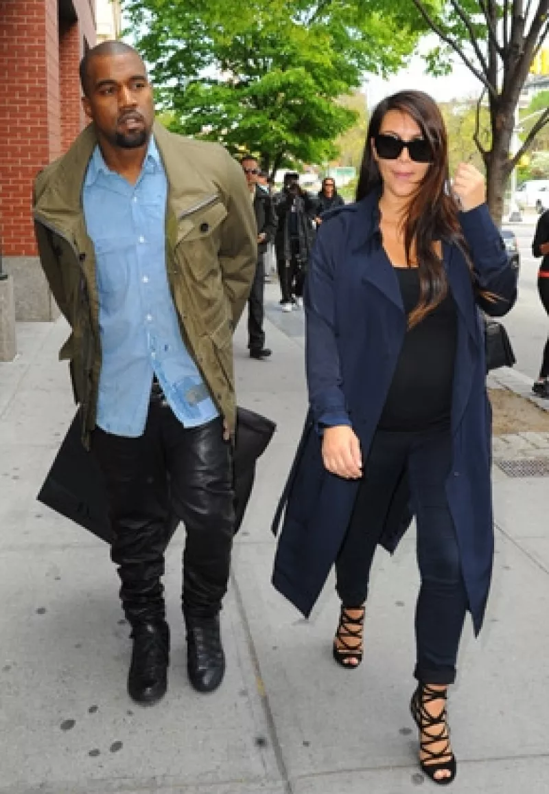 Fuentes cercanas a la pareja comentaron a una publicación estadounidense que North West se parece mucho a su mamá. Además, revelaron que Kim le da pecho.