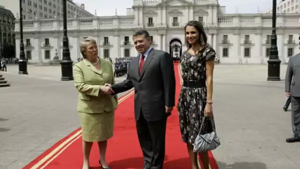 El rey Abdulá II y la reina Rania de Jordania hicieron una visita oficial a Chile. Aquí, a su llegada saludando a la presidenta Michelle Bachelet frente al palacio presidencial de la ciudad de Santiago.