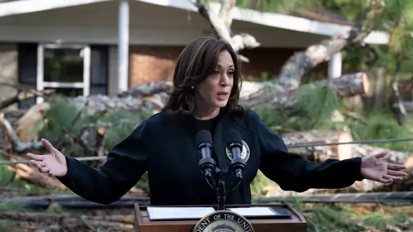 La vicepresidenta de EE. UU., Kamala Harris, habla después de evaluar los daños causados por el huracán Helene en el vecindario Meadowbrook de Augusta, Georgia, el 2 de octubre de 2024. El presidente de EE. UU., Joe Biden, y la vicepresidenta Kamala Harris, presenciaron de primera mano la devastación catastrófica provocada por el huracán Helene, mientras varios miles de socorristas se unieron a los esfuerzos para rescatar a los residentes y atender a millones de personas afectadas por la tormenta.