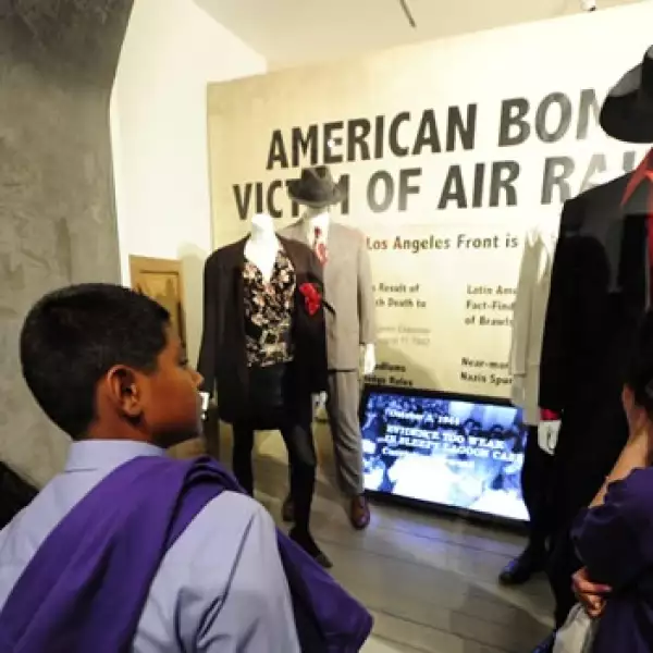 niños observan el museo