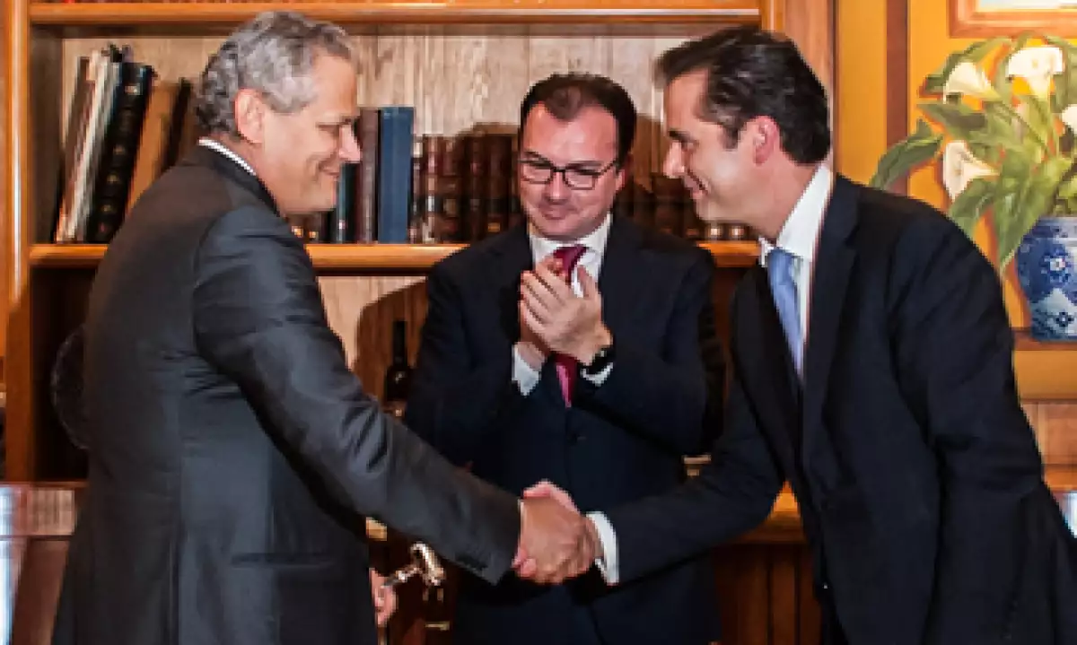El relevo se realizó este miércoles en presencia del titular de Hacienda, Luis Videgaray. (Foto: Cortesía Hacienda )
