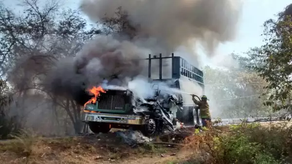 Un grupo del crimen organizado ha llevado a cabo bloqueos en carreteras michoacanas desde el lunes.