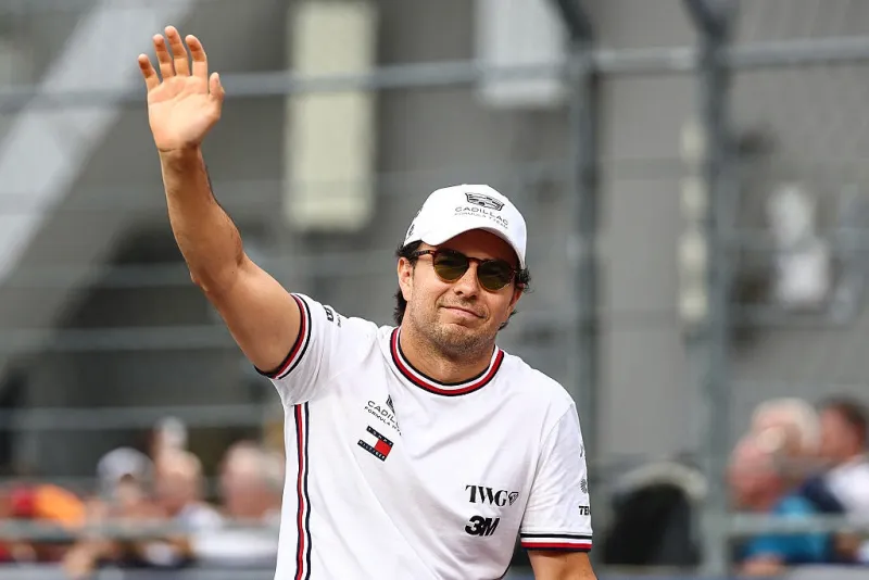 Sergio Pérez, de México y del equipo Cadillac F1 Team, saluda durante el desfile de pilotos previo al Gran Premio de Singapur de Fórmula 1 en el circuito urbano de Marina Bay, el 11 de octubre de 2026, en Singapur.