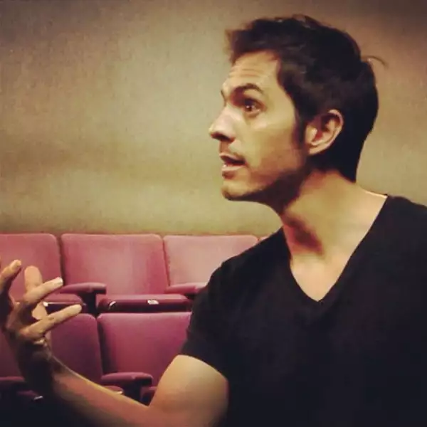 Mauricio reside en Los Angeles, donde se enfoca de lleno a su Acting Studio.