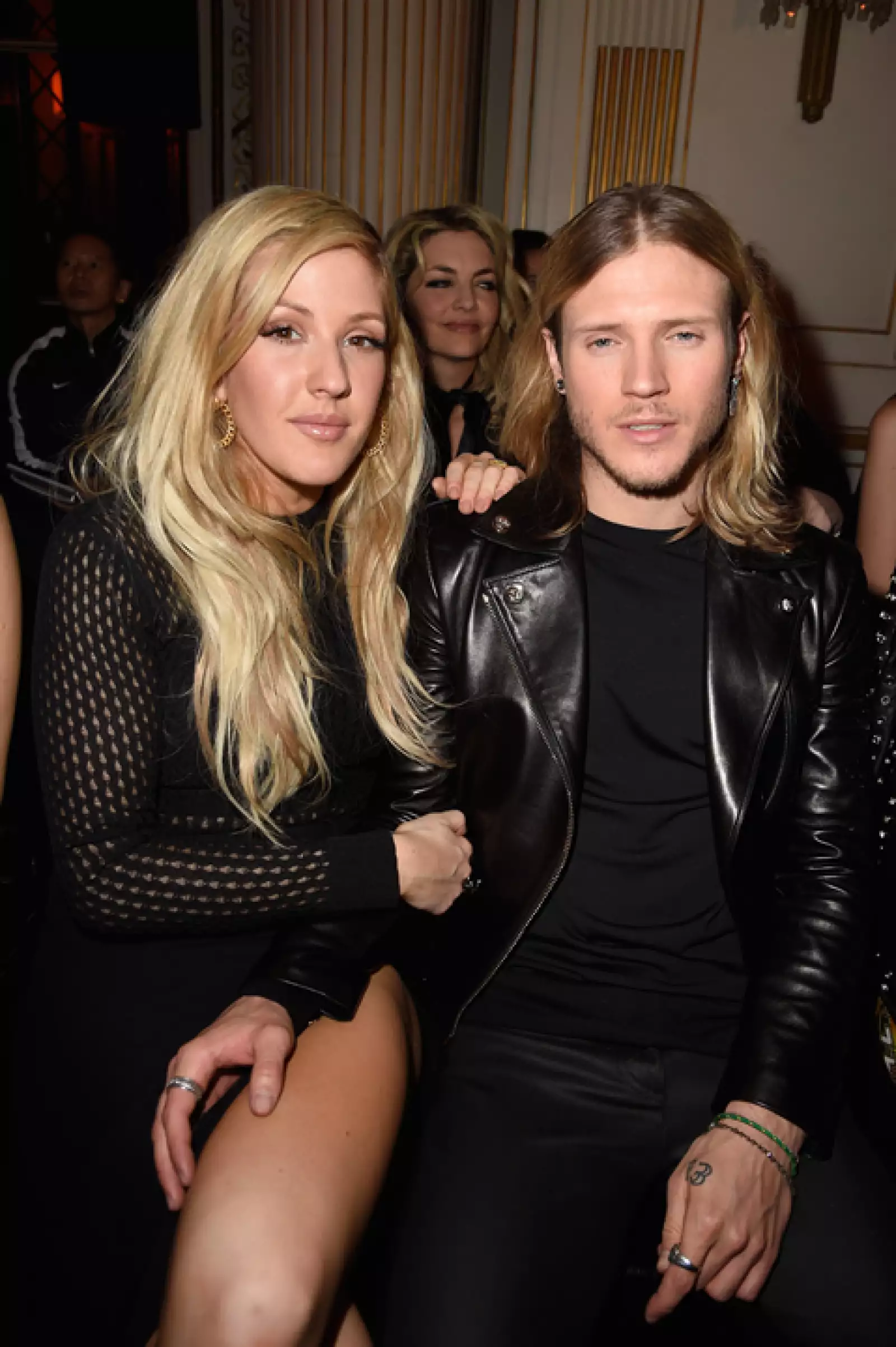 En el Front Row de Atelier Versace también estuvo Ellie Goulding con Dougie Poynter.