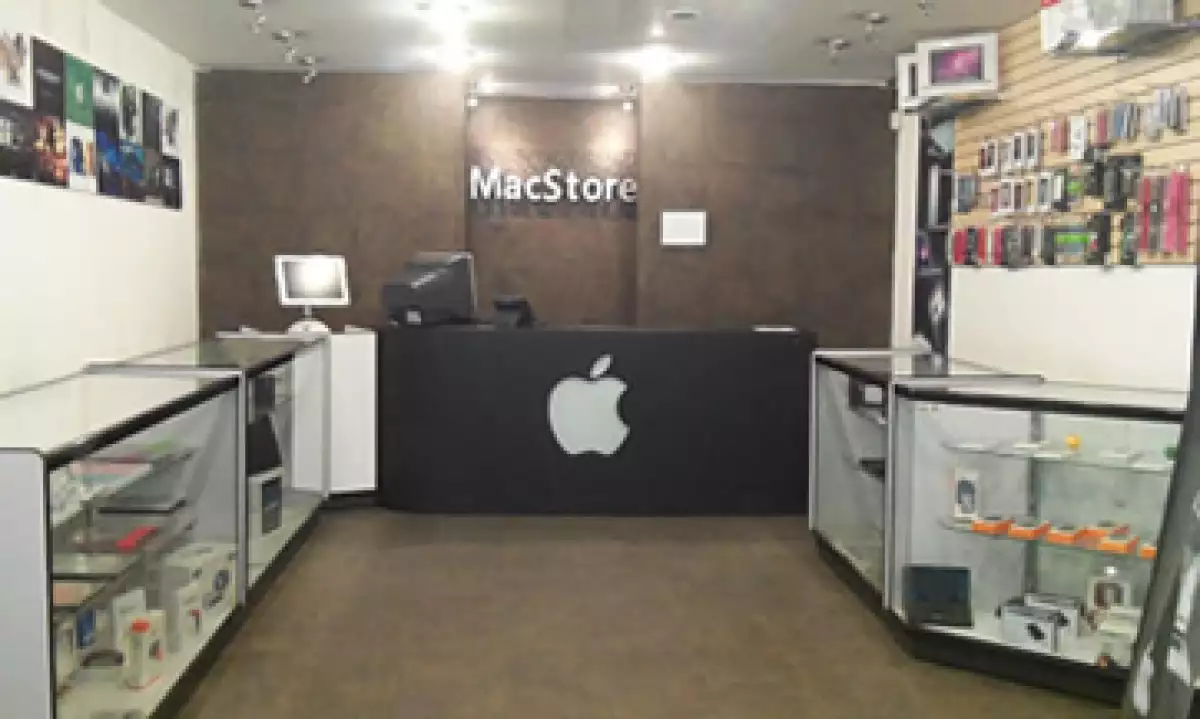 La tienda tiene incluso publicidad de los productos de Apple. (Foto: Isaid Mera)