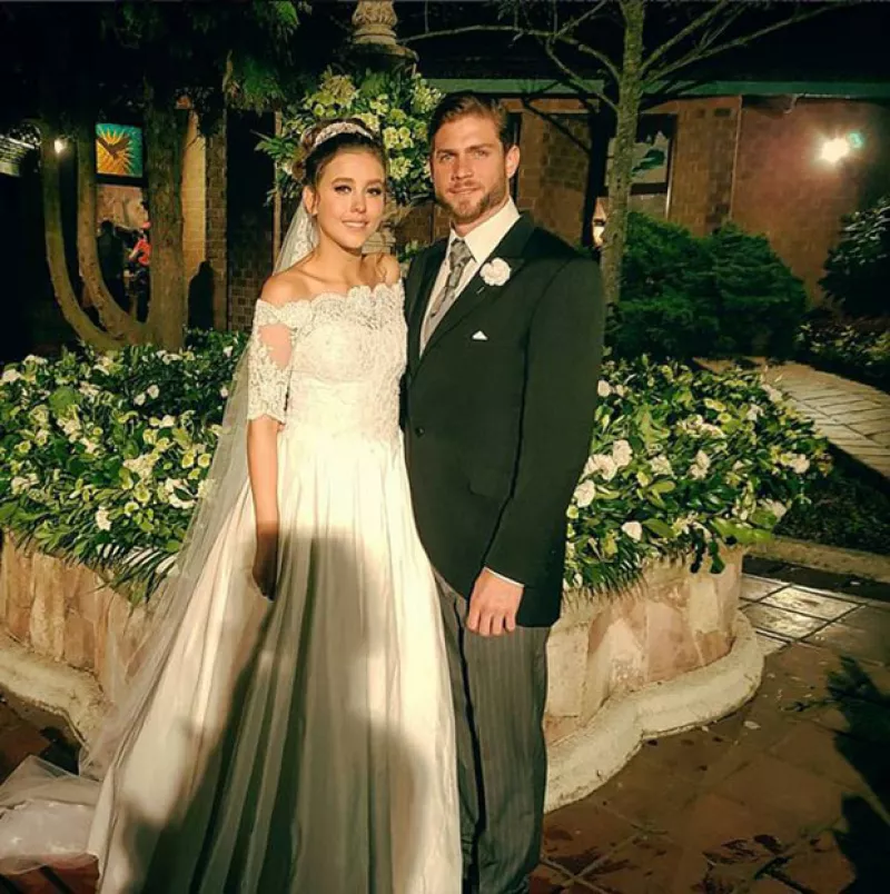 La telenovela "Un camino hacia el destino" llegó a su final y para agradecer el cariño de su pareja, el protagonista compartió una foto en la que ambos aparecen vestidos de novios.