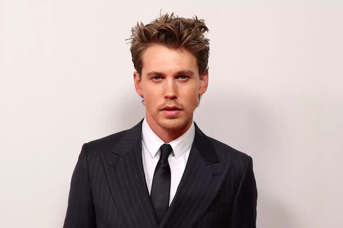 Foto de Austin Butler vestido de traje negro y corbata.