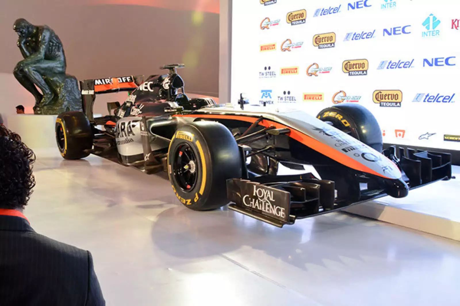 El auto del equipo de F-1 exhibido en el Museo Soumaya