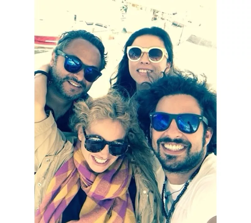 Paulina dio cuenta en su Instagram que tanto su novio como su hermano Enrique son su compañía en su relajado viaje por las islas griegas.