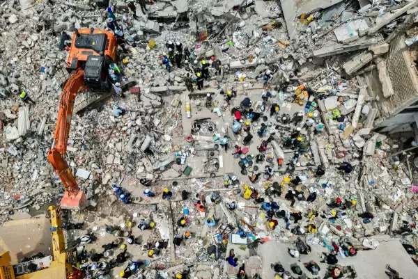 Esta vista aérea muestra maquinaria pesada utilizada por los rescatistas en la búsqueda de sobrevivientes en medio de los escombros de un edificio derrumbado después de un terremoto en Pereira, Colombia, el 12 de agosto de 2026.