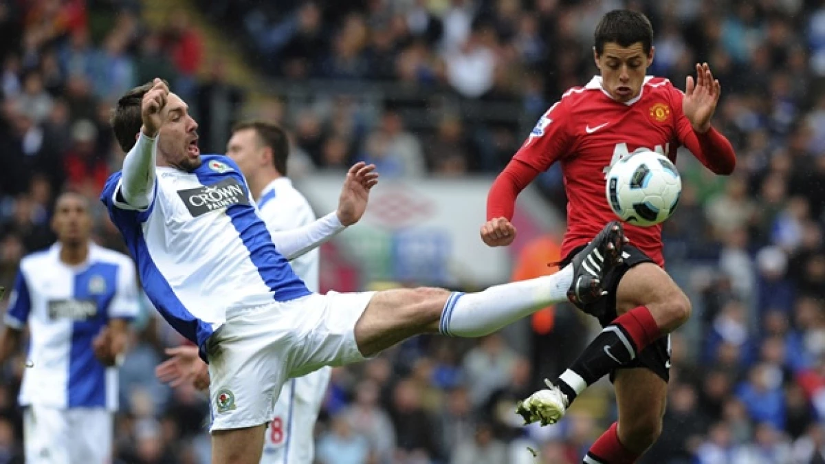 el chicharito pelea la pelota