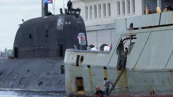 Un buceador trabaja desde el remolcador ruso Nikolay Chiker, atracado junto al submarino de misiles de crucero de propulsión nuclear Kazan en la bahía de La Habana, Cuba, 13 de junio de 2024