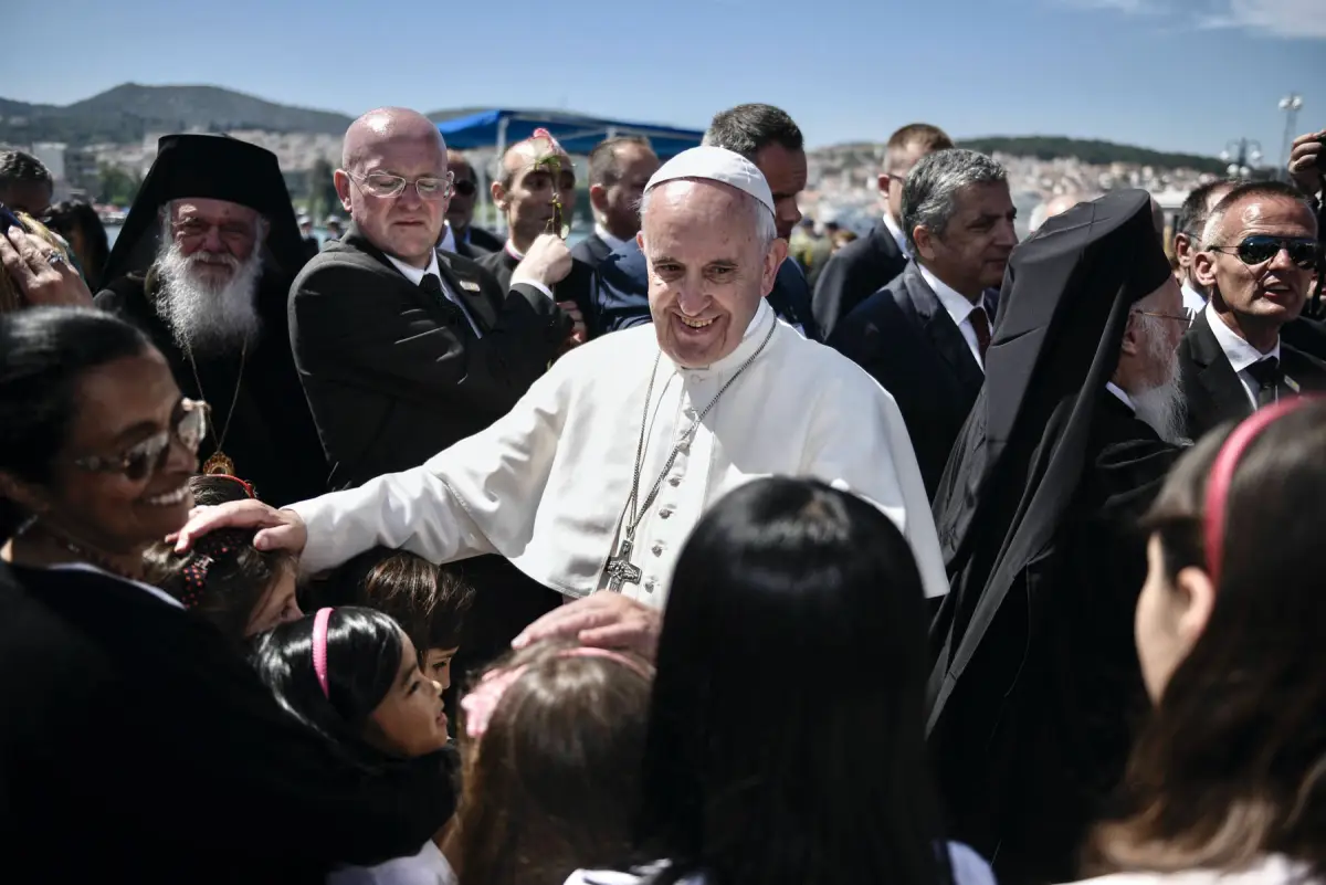 En esta imagen de folleto proporcionada por la Oficina del Primer Ministro griego, el Papa Francisco se reúne con ciudadanos y miembros de la comunidad católica el 16 de abril de 2016 en Mitilene, Lesbos, Grecia. El Papa Francisco visitará a los migrantes en el campamento de Moria en la isla griega de Lesbos junto con el Patriarca Ecuménico Ortodoxo Griego Bartolomé I y el Arzobispo de Atenas y Toda Grecia, Ierónimos II