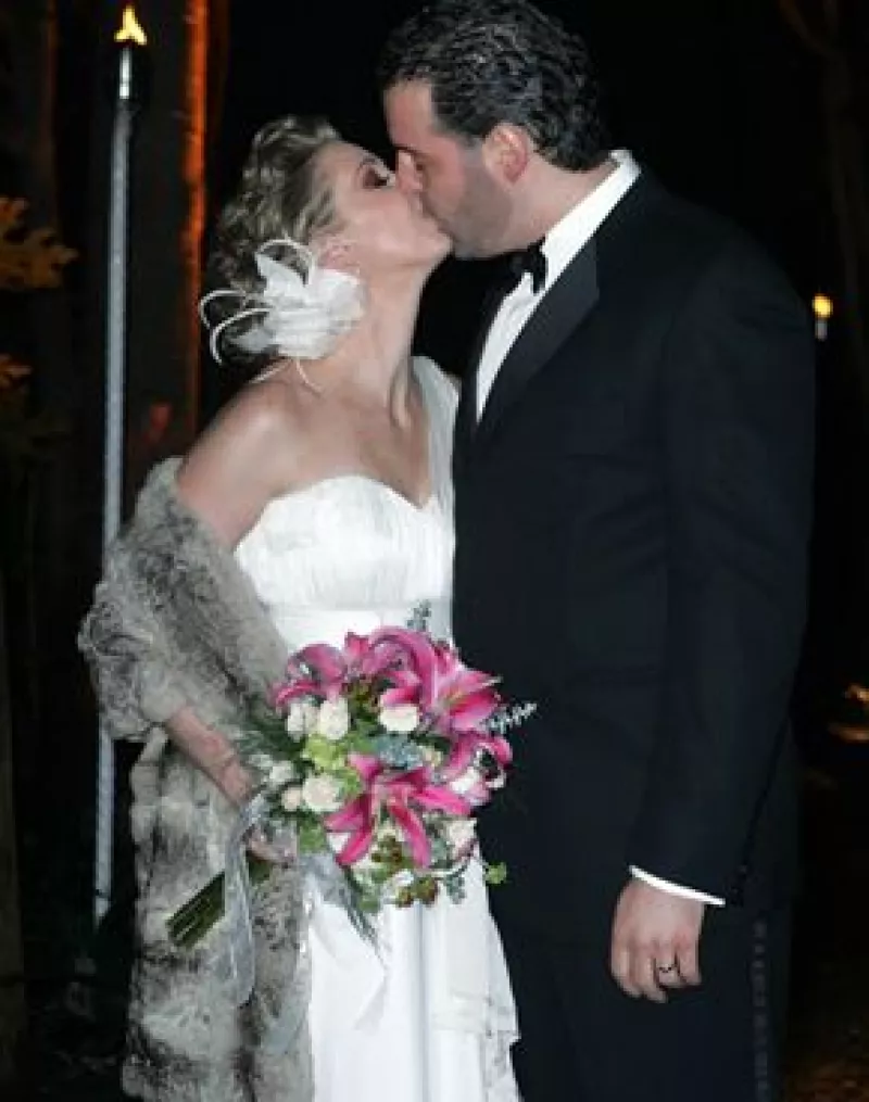 La noche de ayer, la conductora contrajo nupcias por el civil en una sencilla pero elegante ceremonia.