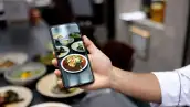 Chef tomando foto a uno de los platillos en la mesa