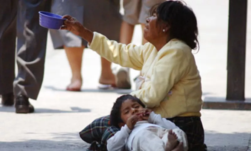 La crisis de 2009 dejó a 52 millones de pobres en México Mujer pide limosna (Foto: Notimex)