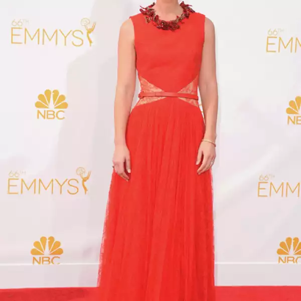 Claire Danes impactó la alfombra roja de los Emmys el año pasado con este vestido rojo de encaje de Givenchy.