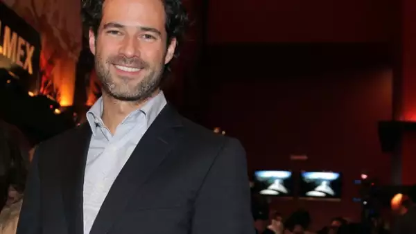 Emiliano lució muy sonriente a su llegada al estreno de la obra Espejos a donde acudió para apoyar a su novia Ludwika Paleta.