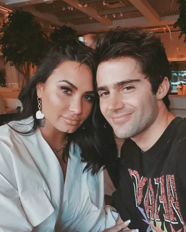demi-lovato-Max-Ehrich.jpg