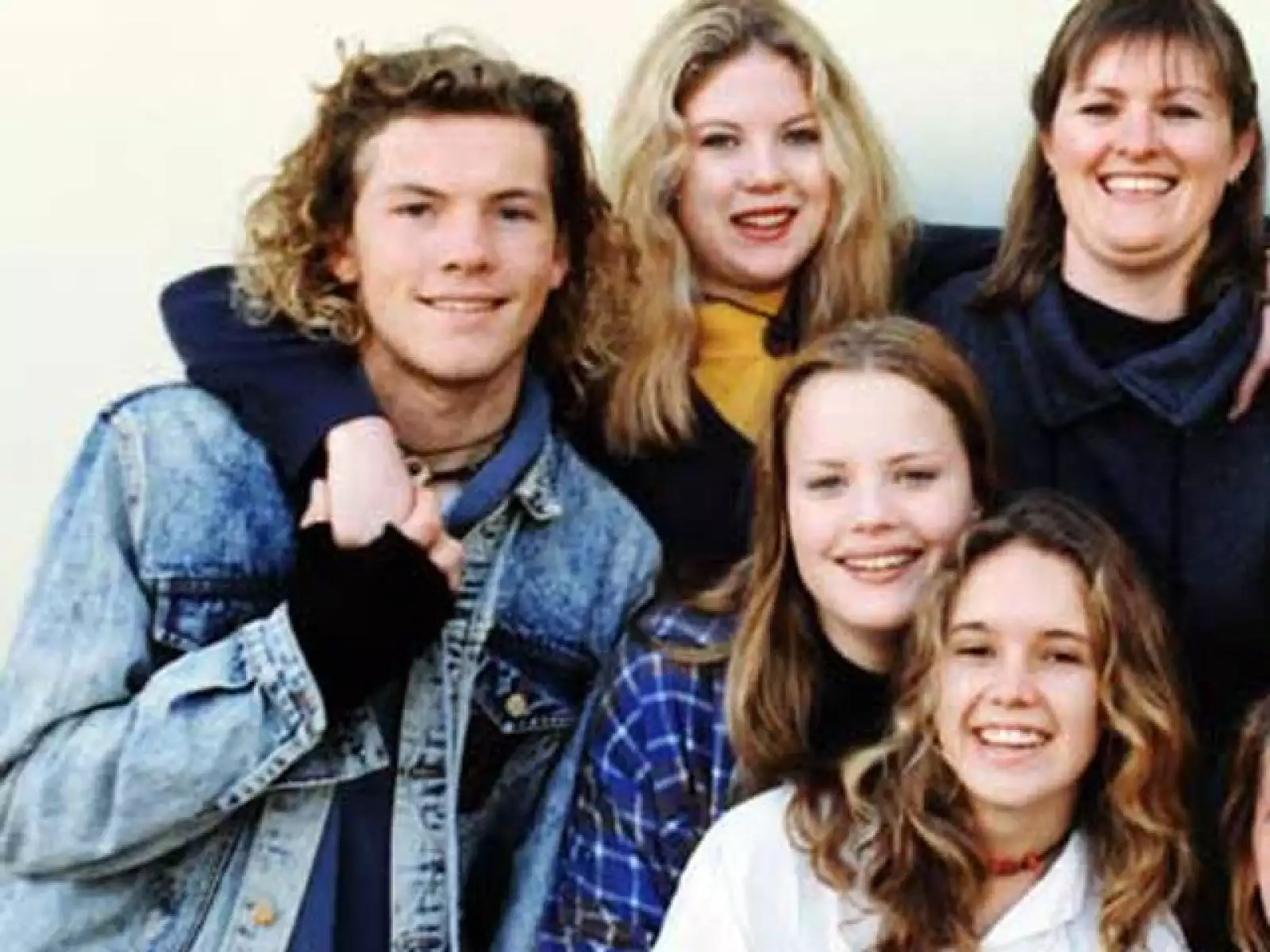 Dejó la escuela a los 17 años, pero dos años después, mientras trabajaba como albañil, decidió ingresar al National Institute of Dramatic Art.