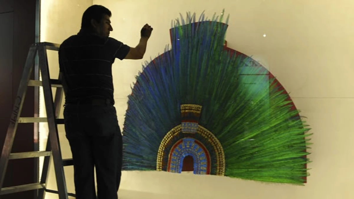 Un réplica del penacho de Moctezuma se exhibe en el Museo del Templo Mayor