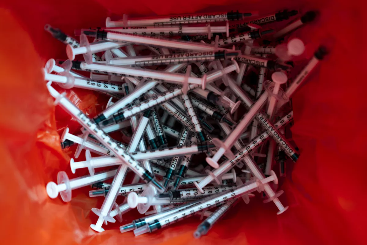 bolsa con jeringas médicas que podrían escasear según la oms