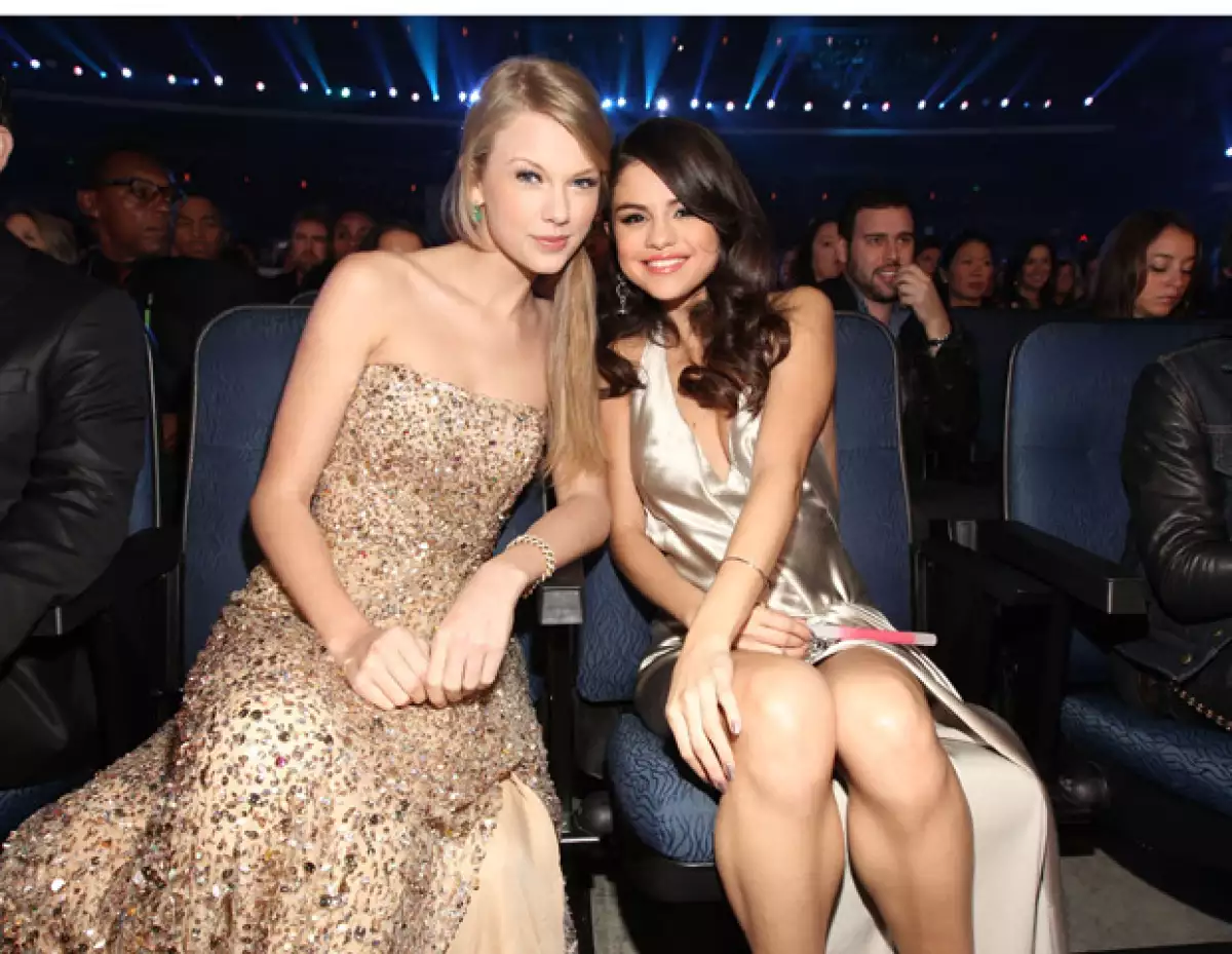 La noche del sábado, tan sólo un día después de la cita que terminó en pleito entre Selena Gomez y Justin Bieber, las cantantes se reunieron a cenar.