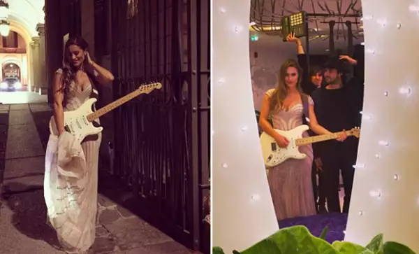 Tras su presentación en el evento, Lola se tomó algunas fotografías con sus músicos y se mostró muy rockera con su guitarra.