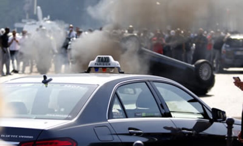 La huelga de taxistas Francia provocó bloqueos en las carreteras de acceso a las principales ciudades. (Foto: Reuters )