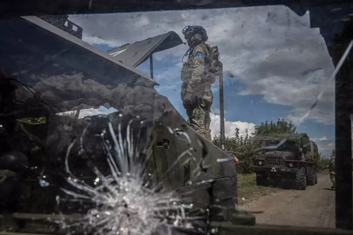 Un militar ucraniano repara un vehículo militar, en medio del ataque de Rusia a Ucrania, cerca de la frontera rusa en la región de Sumy, Ucrania, el 11 de agosto de 2024.