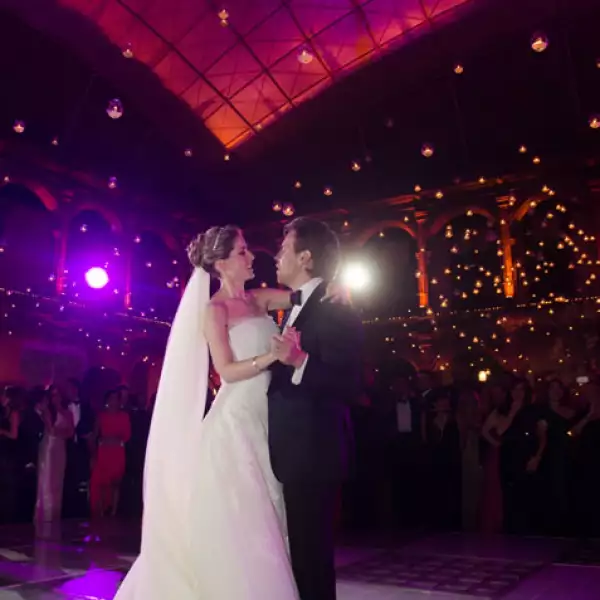 La canción que los novios bailaron para abrir la pista fue: `All I Want is you´.