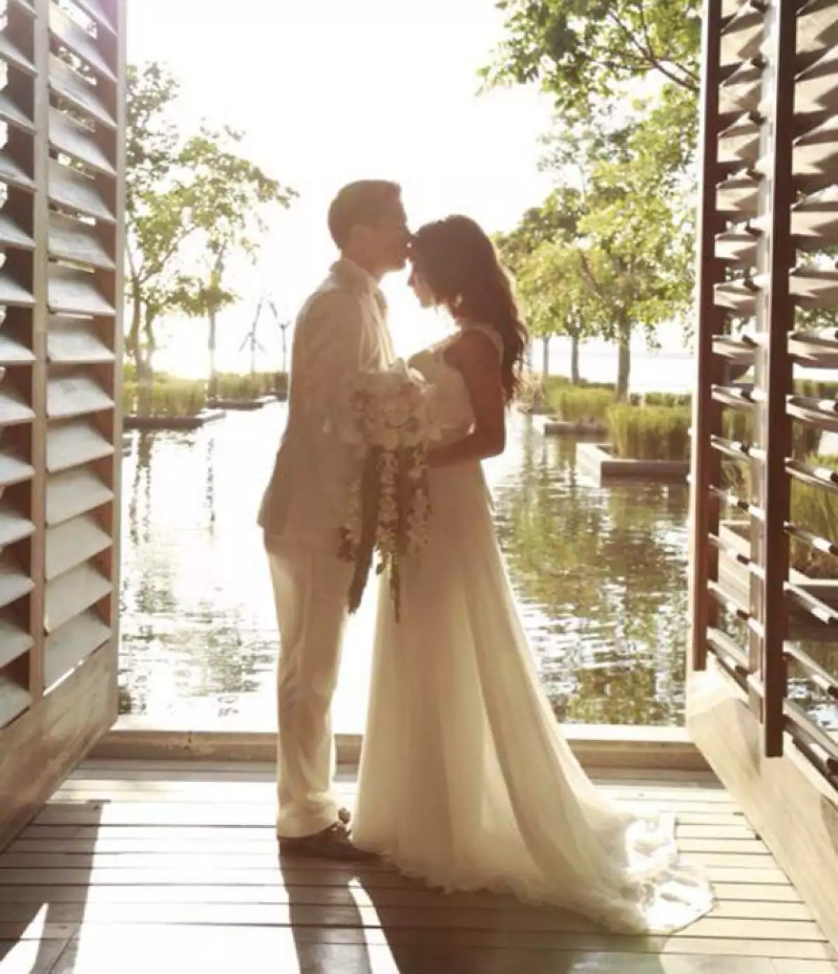 Una de las bodas más esperadas del año se llevó a cabo esta tarde en la ciudad de Cancún. La novia, emocionada por el gran momento abrió los brazos al cielo y gritó a su prometido: "¡Sí, acepto!".
