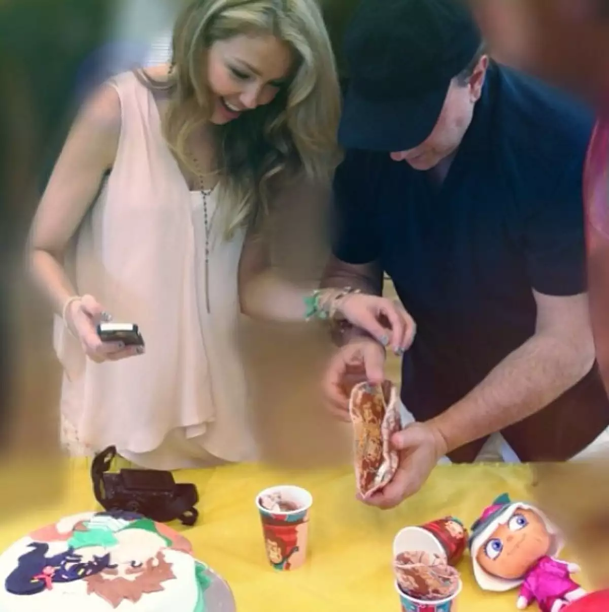 Thalía con Tommy Mottola, quien estaba guardando la vela.