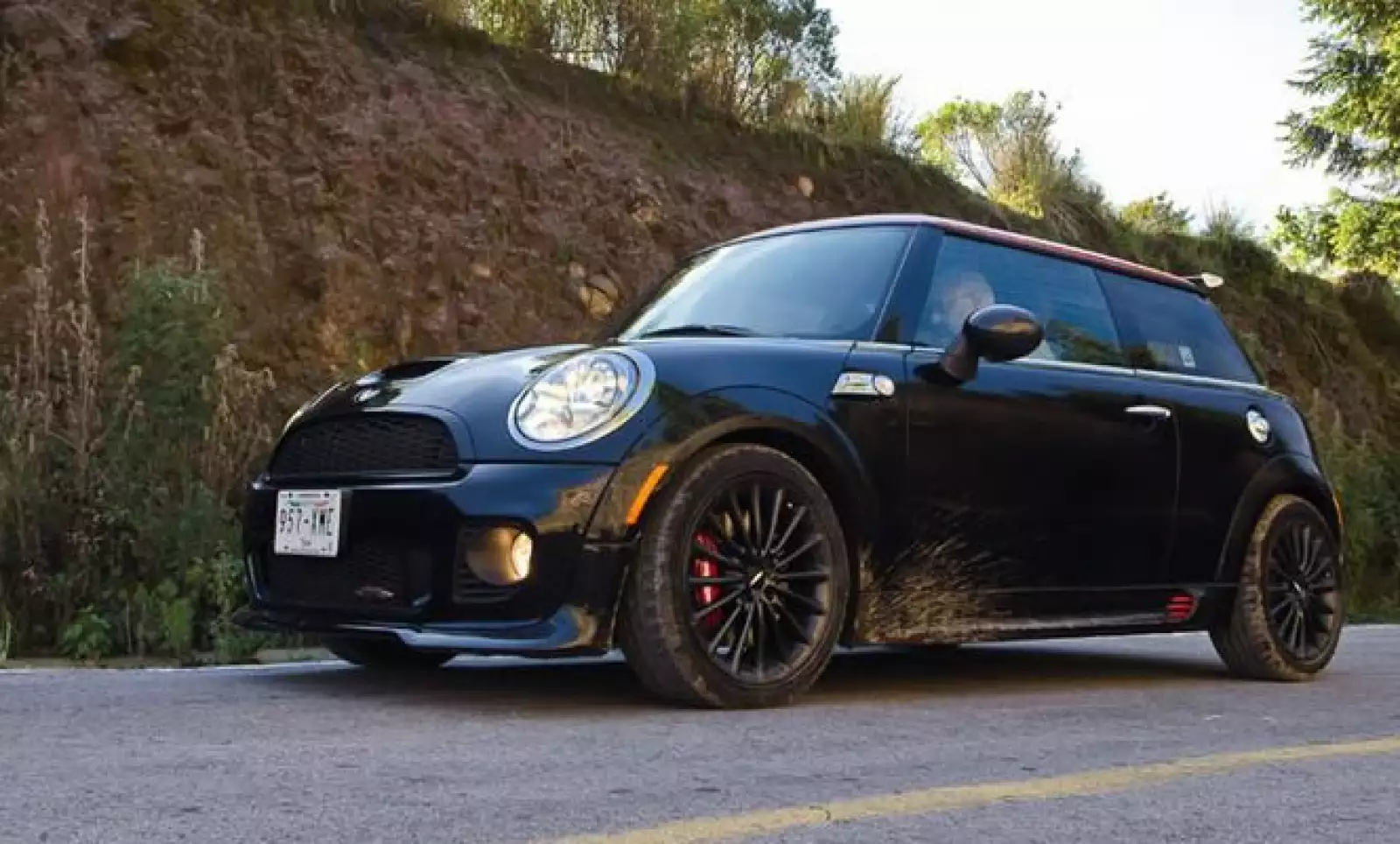 Bajo el cofre de esta versión deportiva John Cooper Works, encontramos la misma planta de poder que en la versión Cooper S, un motor de cuatro cilindros de 1.6 litros, acoplado a una transmisión manual de seis cambios.