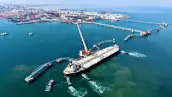 Un petrolero de crudo es guiado a un atraque en la terminal de petróleo en el puerto de Qingdao, en la provincia oriental de Shandong de China, el 7 de marzo de 2026.