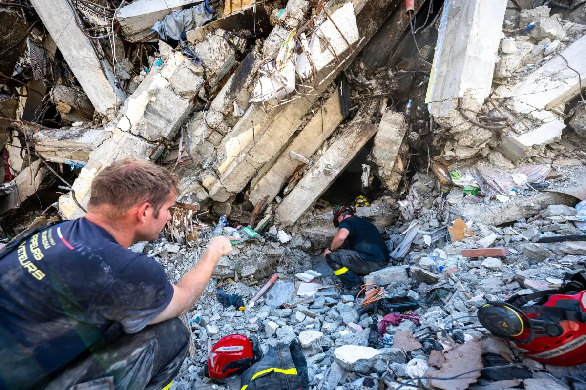 Miembros del 7o Regimiento Francés de Entrenamiento e Intervención de Seguridad Civil hacen un reconocimiento en un edificio dañado en Catia La Mar, estado de La Guaira, Venezuela, el 29 de junio de 2026.