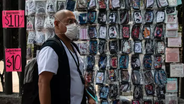 Vendedores ambulantes aprovechan las entras principales del Hospital La Raza para vender cubrebocas y mascarillas
