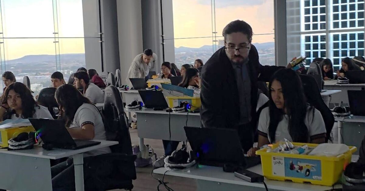AWS inaugura en Querétaro su primera preparatoria tecnológica de Latinoamérica