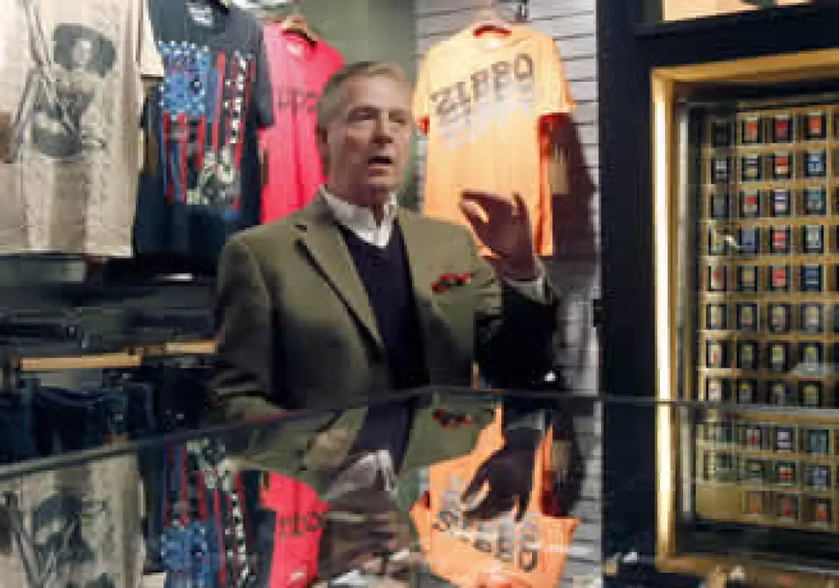 David Warfel, director de mercadeo global de Zippo presenta nuevos productos, desde relojes hasta colonias que se venderán en tiendas y quioscos exclusivos. (Foto: AP)